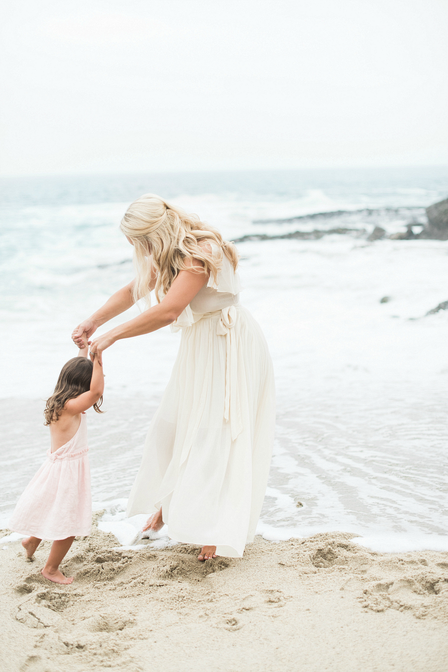 мама и дочка на море
